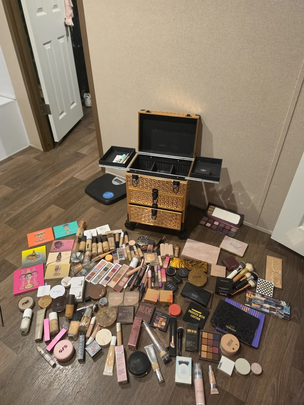 HUDA BEAUTY spacious makeup